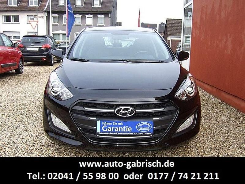 Gebraucht Hyundai i30 YES! 101 PS (74 kW) 2015 Phantom black / mic Kleinwagen