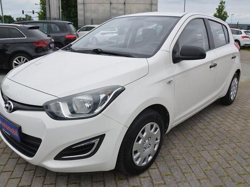 Coral white Gebraucht 2013 Hyundai i20 Edition Kleinwagen | 7.890 € - Bild 1/4
