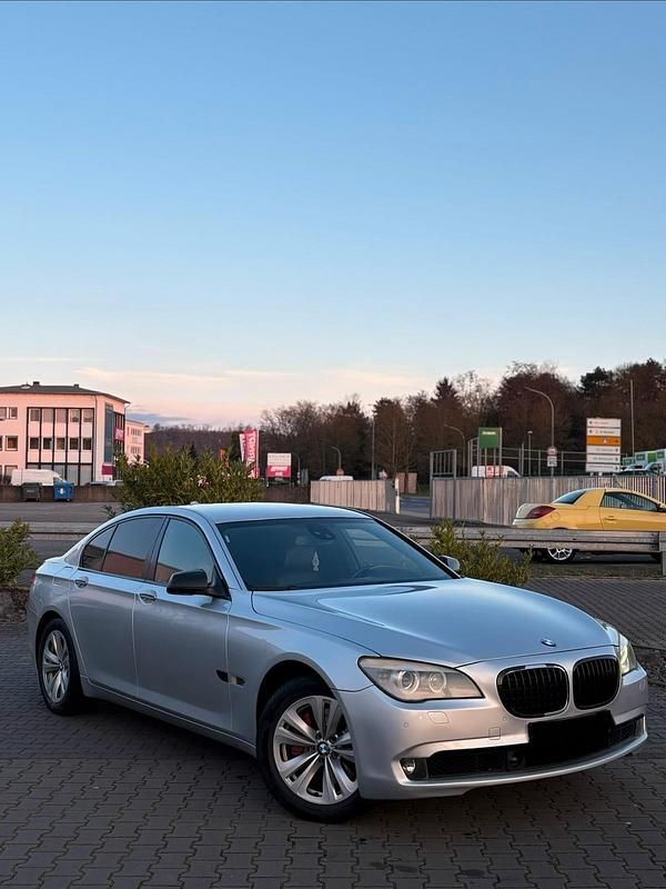 Gebraucht BMW 740 306 PS (225 kW) 2011 Silber Limousine