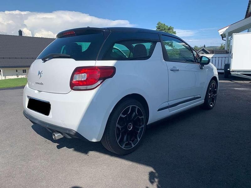 Weiß Gebraucht 2011 Citroën DS3 So Chic Limousine | 3.295 € (Superpreis) - Bild 1/2