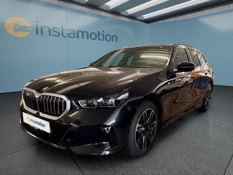 Weiß Gebraucht 2025 BMW 520 M Sport Kombi | 52.199 € (Guter Preis) - Bild 1/4