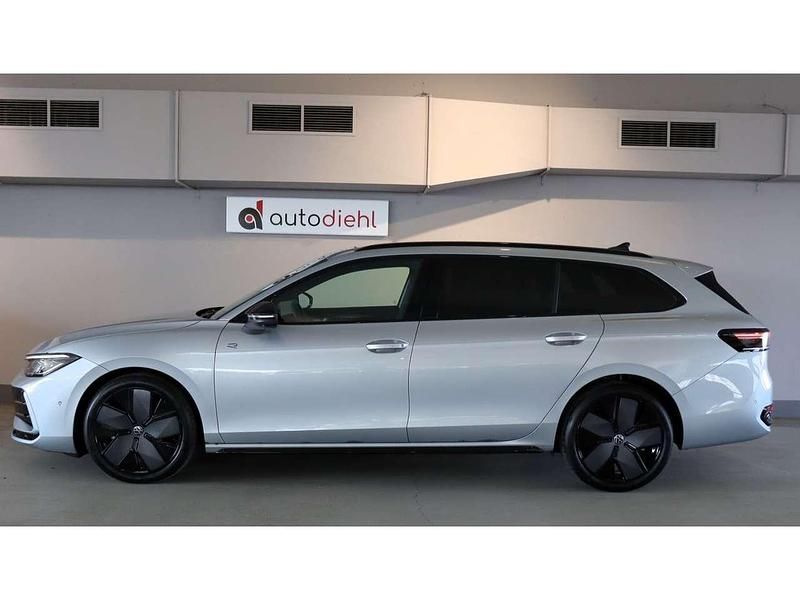 Gebraucht VW Passat R-line 193 PS (141 kW) 2024 Silver metallic Kombi