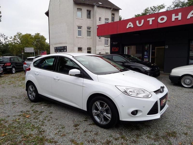 Weiß Gebraucht 2013 Ford Focus Champions Edition Limousine | 6.590 € (Fairer Preis) - Bild 1/4