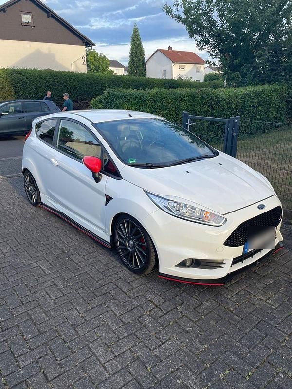 Weiß Gebraucht 2017 Ford Fiesta Sport Kleinwagen | 10.999 € (Fairer Preis) - Bild 1/4