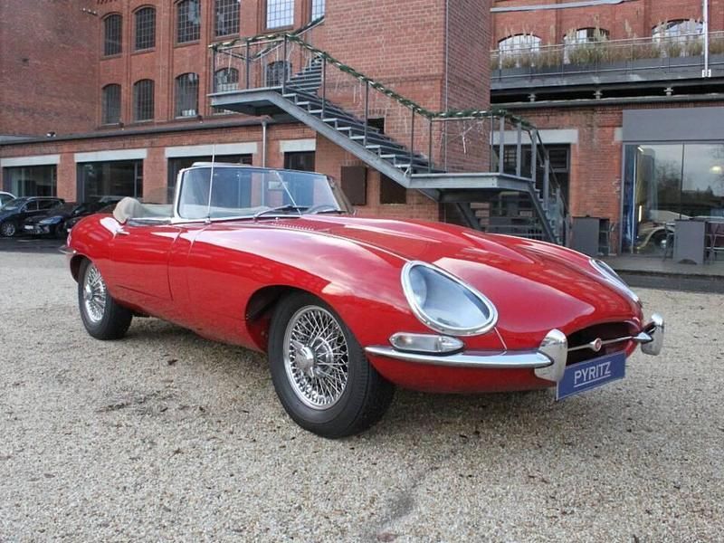 Rot Gebraucht 1966 Jaguar E-Type Cabrio | 89.900 € - Bild 1/4