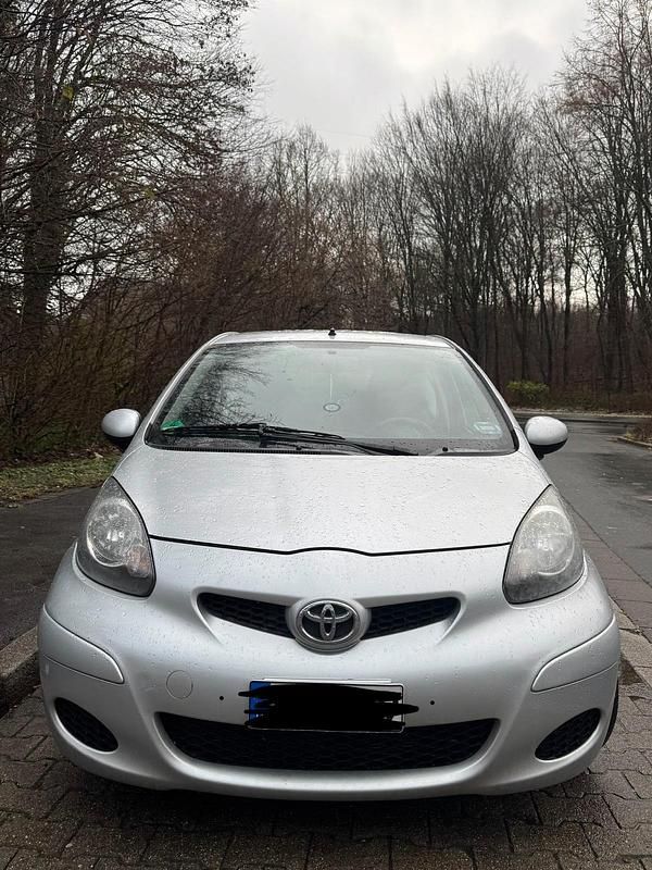 Silber Gebraucht 2009 Toyota Aygo Kleinwagen | 3.499 € (Etwas zu teuer) - Bild 1/4