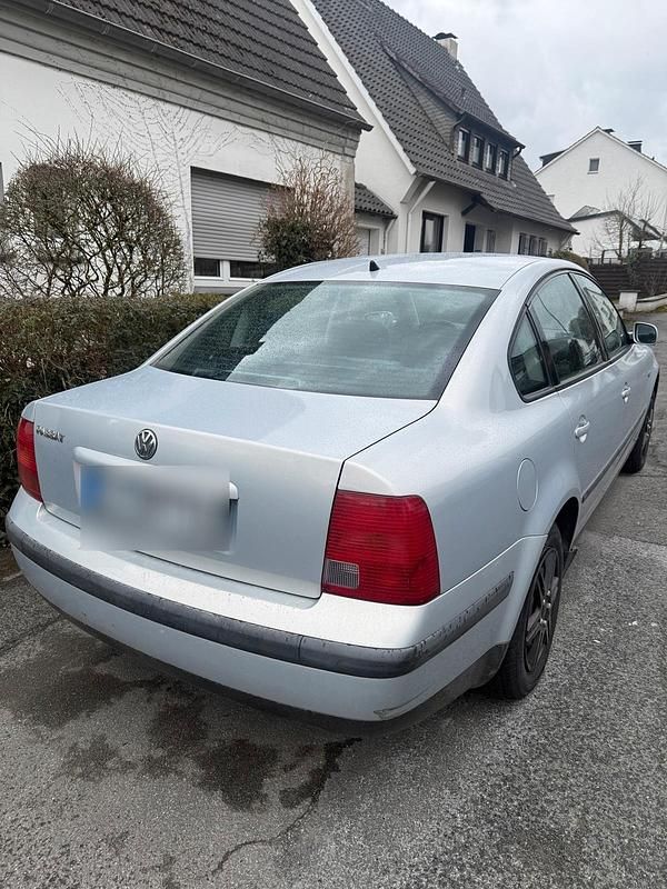Gebraucht VW Passat 100 PS (73 kW) 1998 Silber Limousine