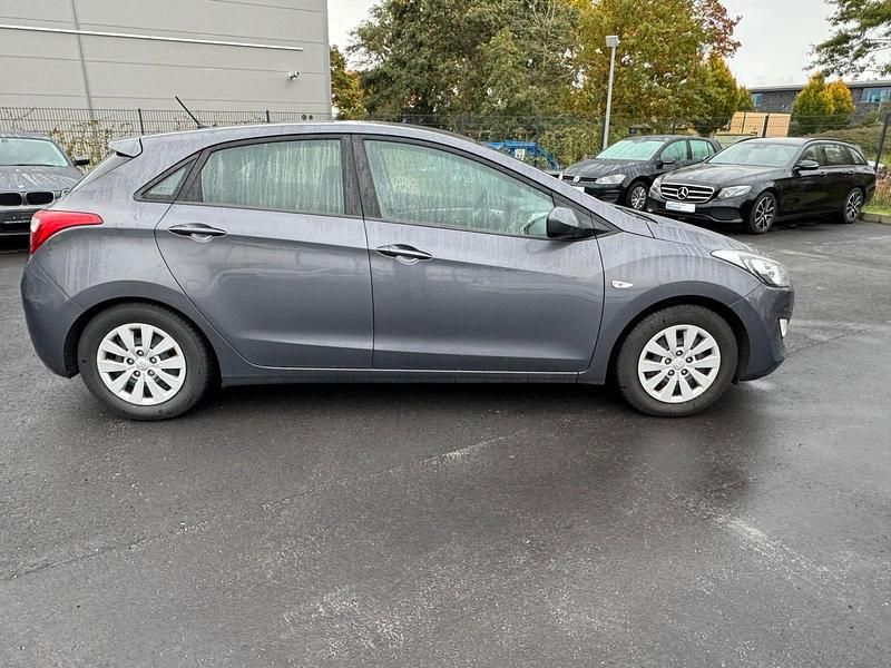 Gebraucht Hyundai i30 110 PS (80 kW) 2016 Grau Kleinwagen