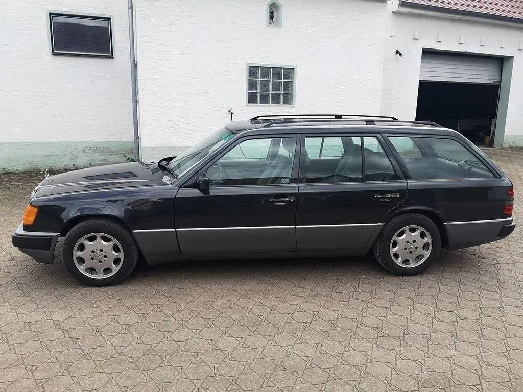 Gebraucht Mercedes 220 150 PS (110 kW) 1993 Schwarz Kombi