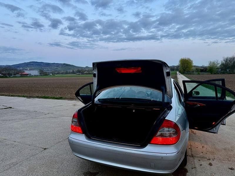 Gebraucht Mercedes E220 Classic 170 PS (125 kW) 2006 Silber Limousine