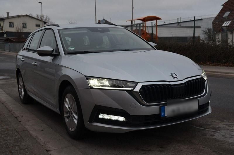 Silber Gebraucht 2021 Skoda Octavia Style Kombi | 16.500 € (Superpreis) - Bild 1/4