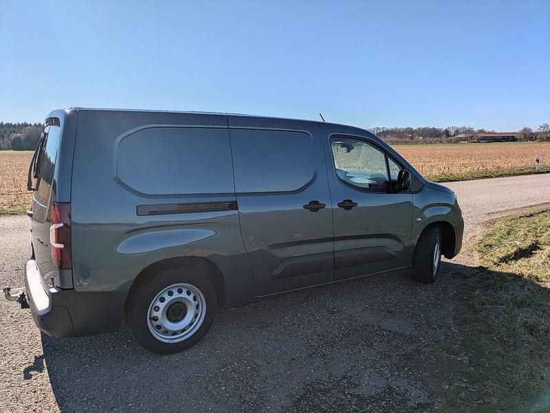 Gebraucht Peugeot Partner 131 PS (96 kW) 2025 Blau Van / Kleinbus