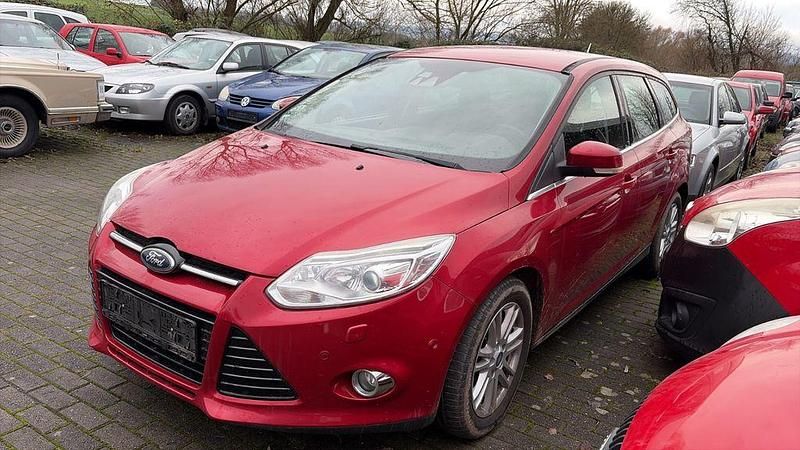 Gebraucht Ford Focus Titanium 125 PS (91 kW) 2014 Rot Limousine