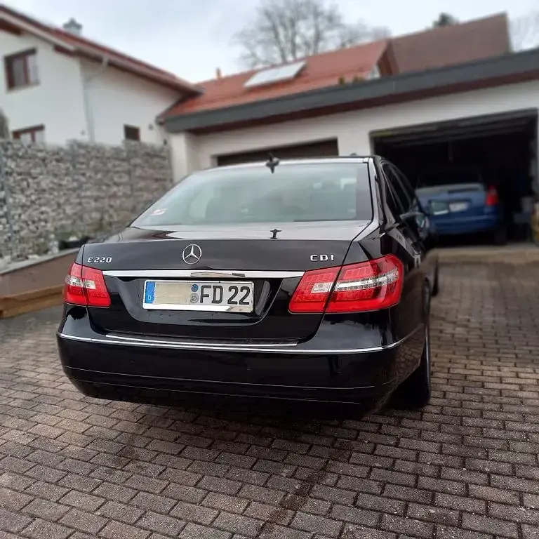Gebraucht Mercedes E220 Avantgarde 170 PS (125 kW) 2010 Schwarz Limousine