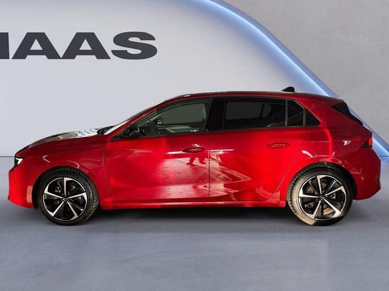 Gebraucht Opel Astra Elegance 110 PS (80 kW) 2023 Lackierung peperoncino red/typ verkleidu (metallic) Limousine