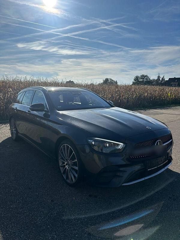 Grau Gebraucht 2021 Mercedes E300 Kombi | 25.900 € (Teuer) - Bild 1/4