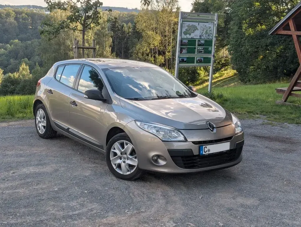 Gebraucht Renault Mégane III 101 PS (74 kW) 2012 Silber Limousine