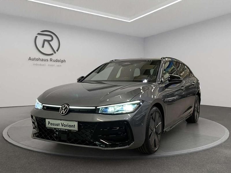Diabasgrau metallic grenadill Neu 2025 VW Passat R-line Kombi | 55.879 € (Fairer Preis) - Bild 1/4