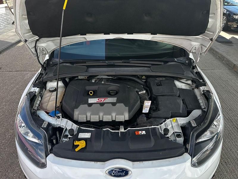 Gebraucht Ford Focus ST 250 PS (183 kW) 2013 Weiß Kombi