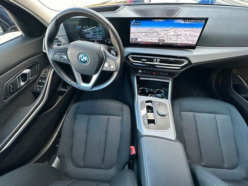 Blau Gebraucht 2022 BMW 320e Limousine | 26.990 € (Fairer Preis) - Bild 1/4