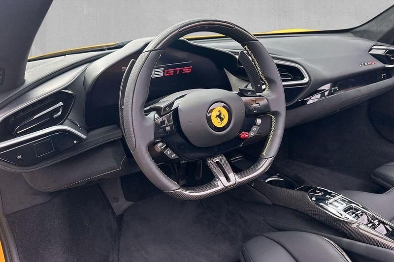 Gebraucht Ferrari 296 829 PS (609 kW) 2024 Gelb Cabrio