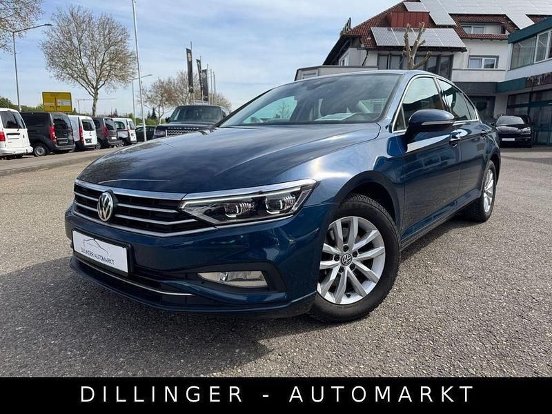 Blau Gebraucht 2019 VW Passat Limousine | 16.890 € (Fairer Preis) - Bild 1/4