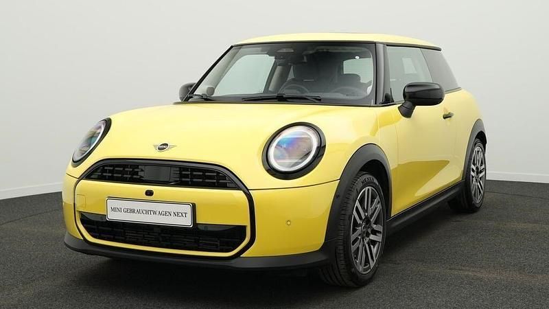 Second-hand Mini Cooper Classic 156 CP (114 kW) 2024 Galben Hatchback
