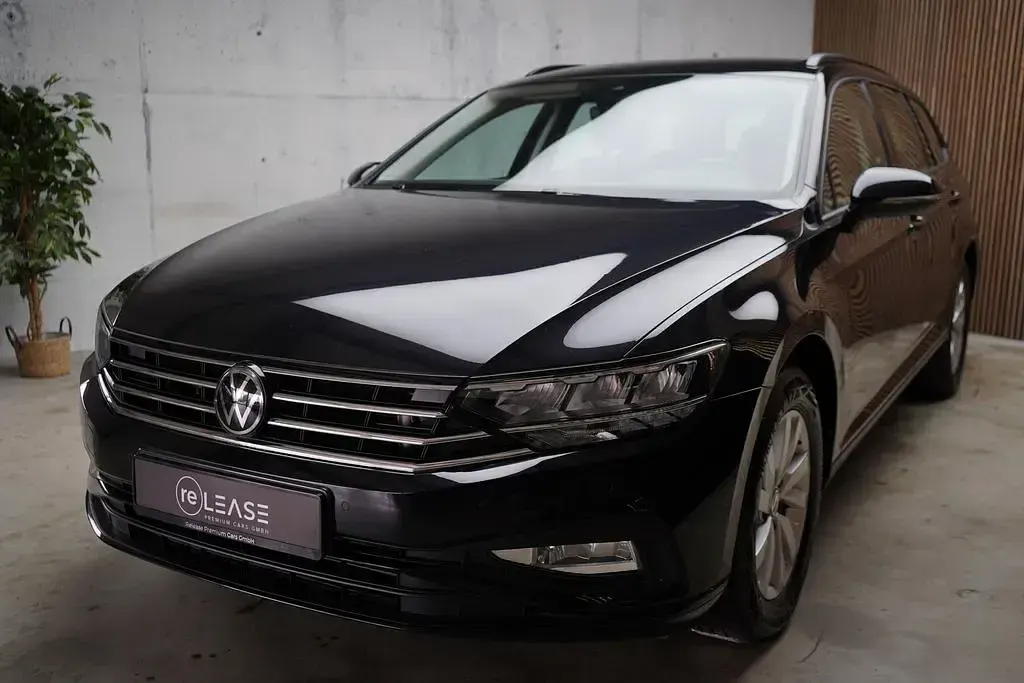 Gebraucht VW Passat 150 PS (110 kW) 2022 Deep black perleffekt Kombi