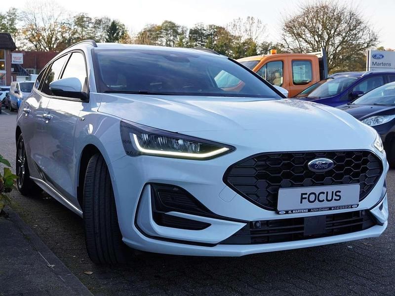 Neu Ford Focus ST-Line 125 PS (91 kW) 2025 Frozen white Kombi