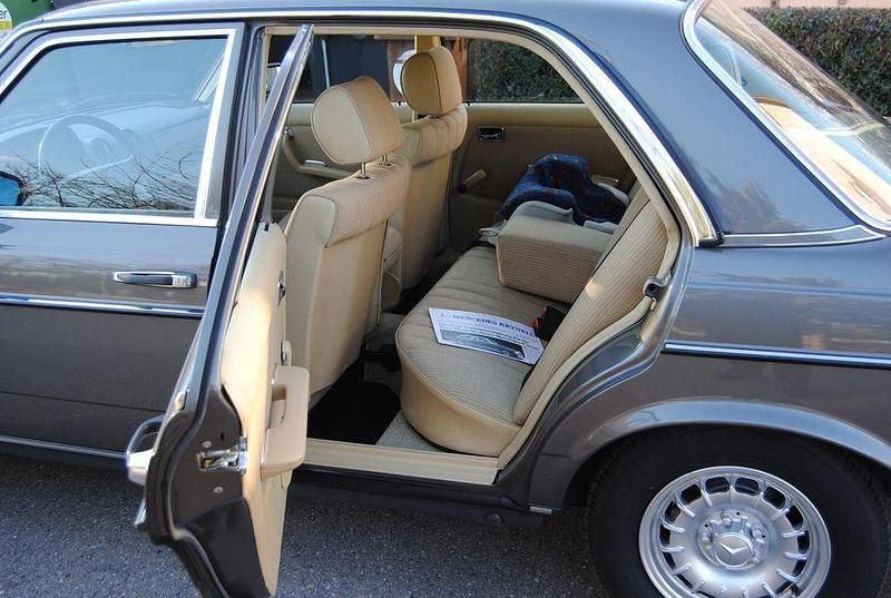 Gebraucht Mercedes E230 136 PS (100 kW) 1982 Grau Limousine