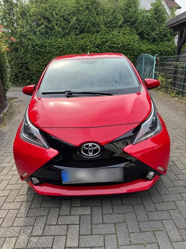 Rot Gebraucht 2015 Toyota Aygo Kleinwagen | 7.000 € (Fairer Preis) - Bild 1/3