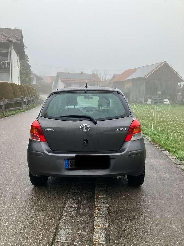 Usado Toyota Yaris 69 HP (50 kW) 2009 Cinzento Citadino