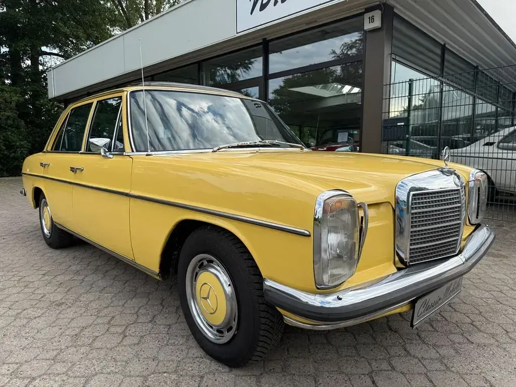 Gebraucht Mercedes W115 105 PS (77 kW) 1973 Gelb Limousine