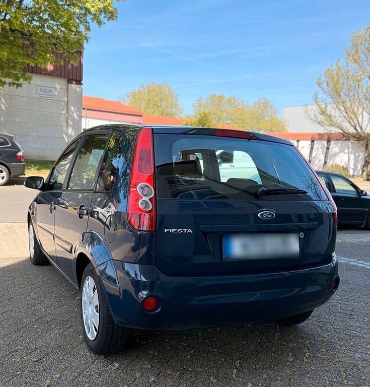 Gebraucht Ford Fiesta Ambiente 80 PS (58 kW) 2008 Blau Kleinwagen