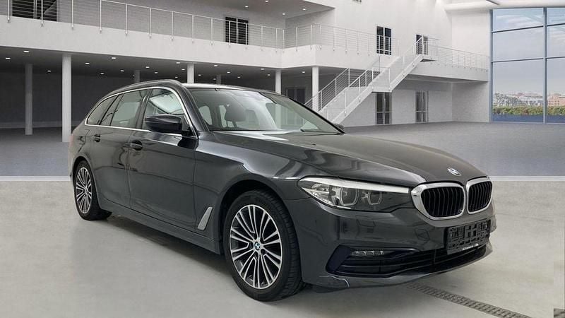 Grau Gebraucht 2019 BMW 520 Sport Line Kombi | 17.990 € (Superpreis) - Bild 1/4