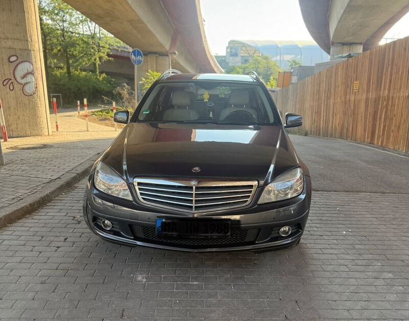 Grau Gebraucht 2010 Mercedes C350 Limousine | 6.700 € (Fairer Preis) - Bild 1/4