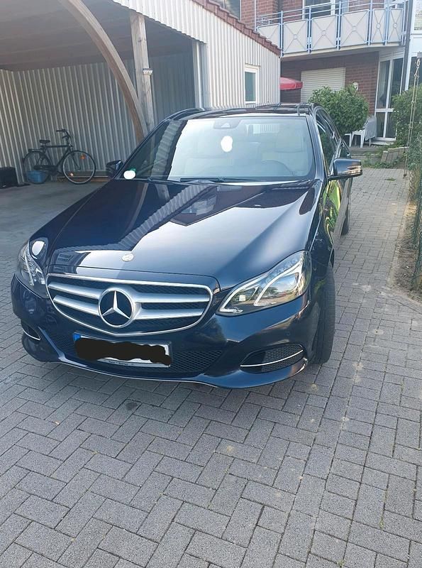 Blau Gebraucht 2013 Mercedes E220 Limousine | 12.900 € (Etwas zu teuer) - Bild 1/4