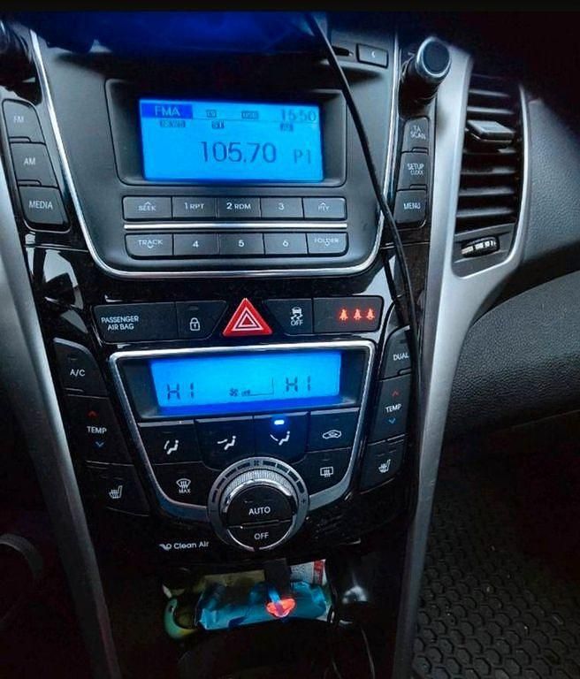 Gebraucht Hyundai i30 Trend 99 PS (72 kW) 2012 Schwarz Kombi