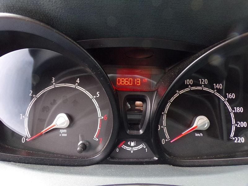 Gebraucht Ford Fiesta Trend 60 PS (44 kW) 2011 Weiß Kleinwagen