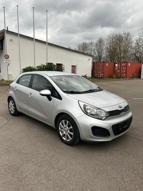 Silber Gebraucht 2014 Kia Rio Limousine | 3.700 € (Guter Preis) - Bild 1/4