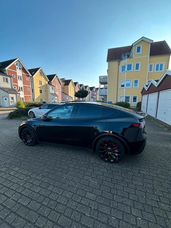 Schwarz Gebraucht 2022 Tesla Model Y Performance SUV | 39.200 € (Fairer Preis) - Bild 1/4