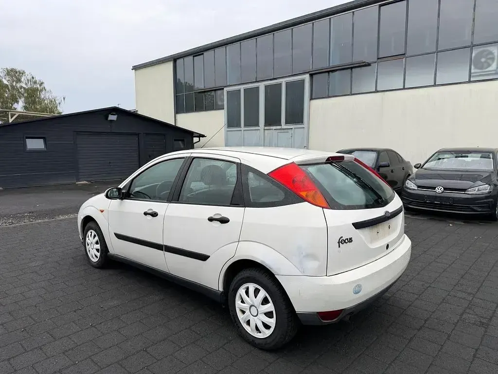 Gebraucht Ford Focus Trend 101 PS (74 kW) 2001 Weiß Limousine