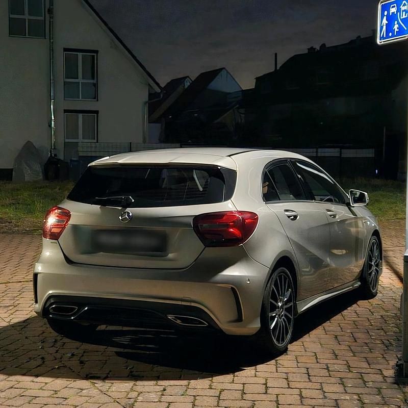Silber Gebraucht 2018 Mercedes A180 AMG Limousine | 19.750 € (Fairer Preis) - Bild 1/4