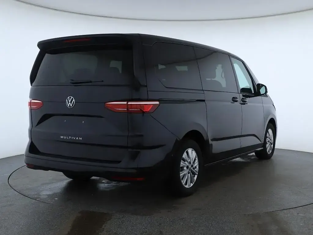 Gebraucht VW Multivan Life 150 PS (110 kW) 2025 Deep black perleffekt Van / Kleinbus