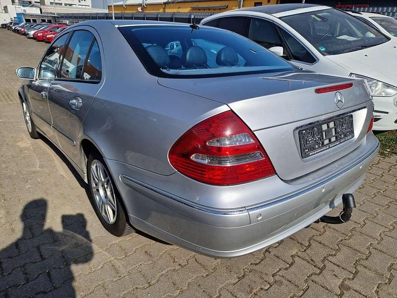 Gebraucht Mercedes E220 Avantgarde 150 PS (110 kW) 2003 Brillantsilber  metalliclack Limousine
