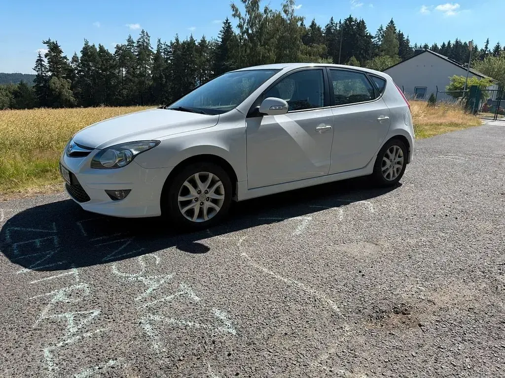 Gebraucht Hyundai i30 109 PS (80 kW) 2011 Weiß Limousine