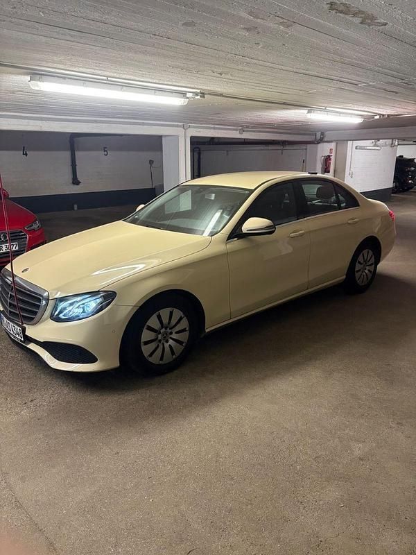 Gelb Gebraucht 2020 Mercedes E200 Limousine | 23.900 € (Fairer Preis) - Bild 1/4