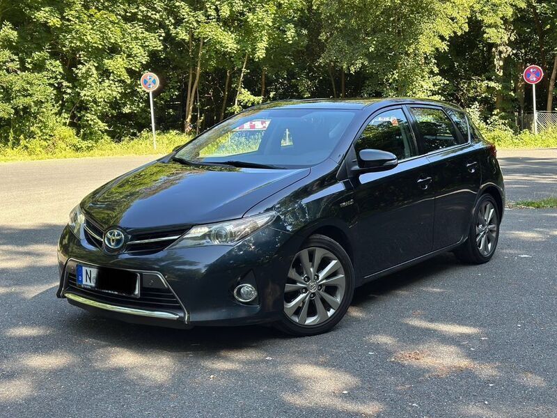 Blau Gebraucht 2013 Toyota Auris Hybrid Edition Limousine | 8.099 € (Guter Preis) - Bild 1/4