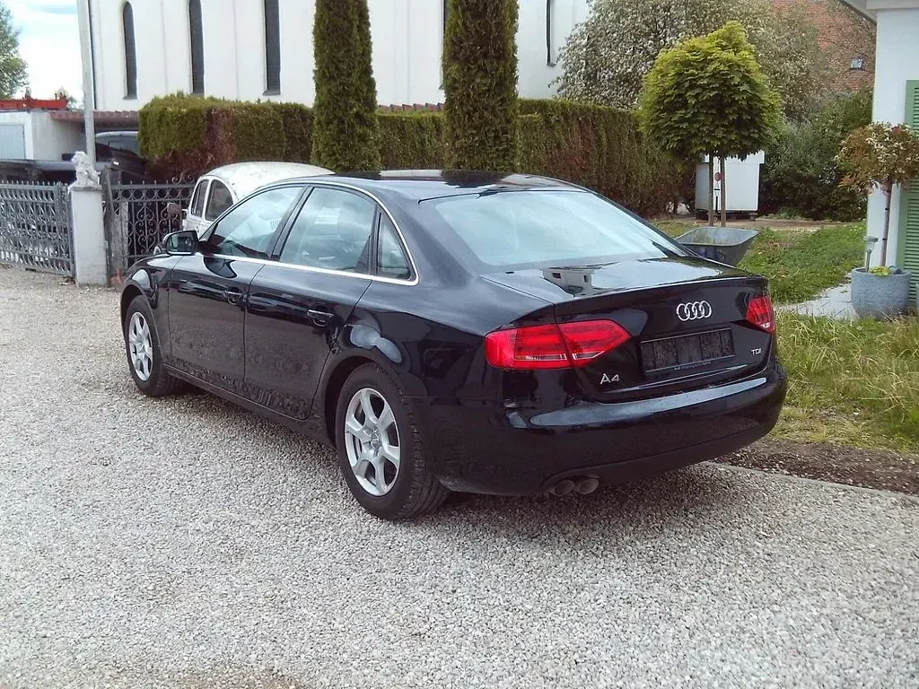Gebraucht Audi A4 Attraction 143 PS (105 kW) 2011 Schwarz Limousine