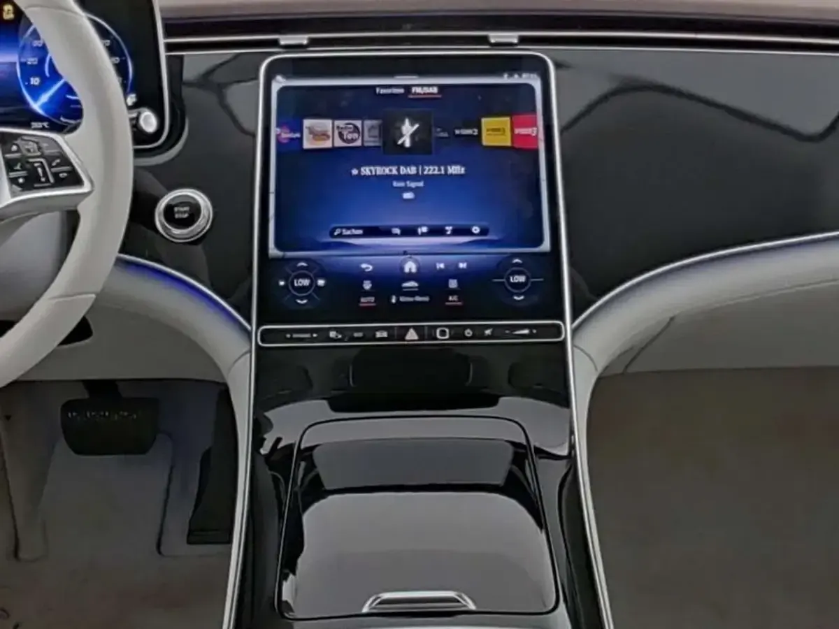 Gebraucht Mercedes EQE300 Advanced 180 kW (245 PS) 2025 Unilack polarweiß Limousine